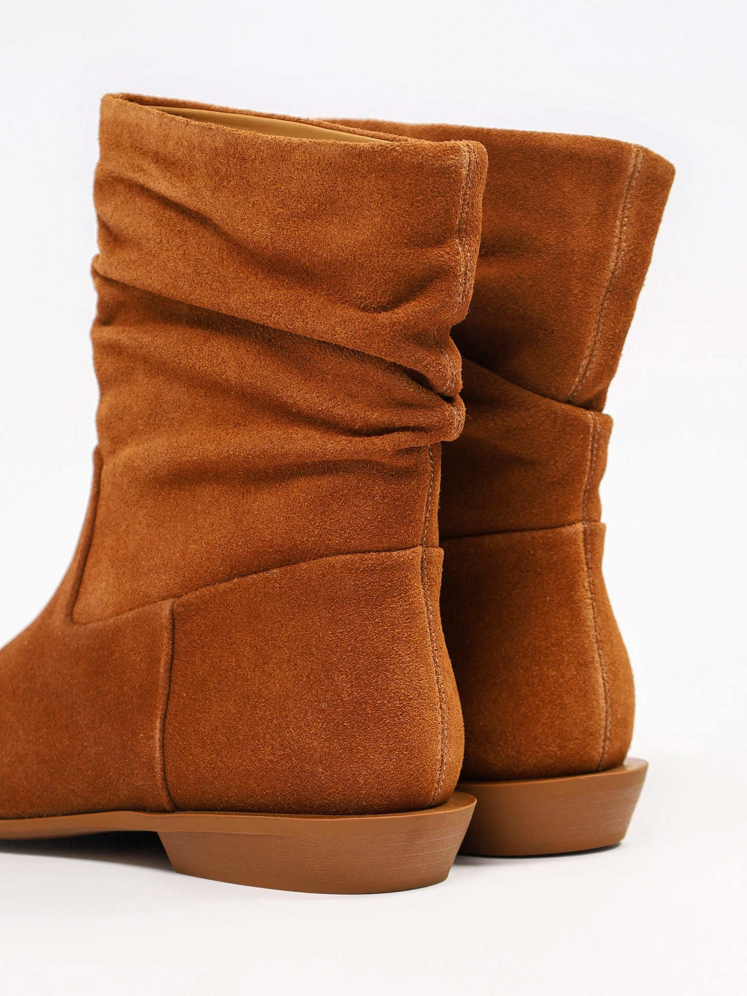 Ботинки рыжего цвета на низком каблуке